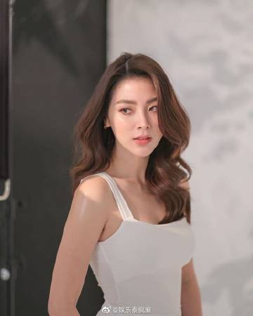 Baifern Pimchanok凭《吹落的树叶》连夺ThaiCrazy Awards两项大奖，粉丝投票封后引热议