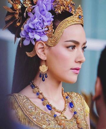 泰国女星晒传统服饰美照争艳引热议 端庄典雅展现暹罗风情