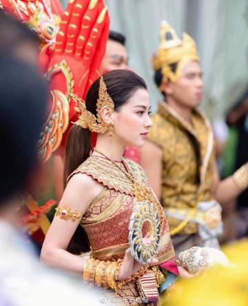 泰国女星晒传统服饰美照争艳引热议 端庄典雅展现暹罗风情