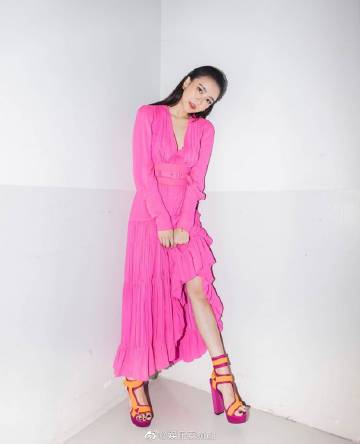 Pearwah Nichaphat确诊新冠并公开行程 多位艺人曾同场活动引关注