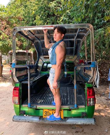 Koen Pataradanai沙美岛海滩赤裸写真引热议 恩爱婚后生活曝光