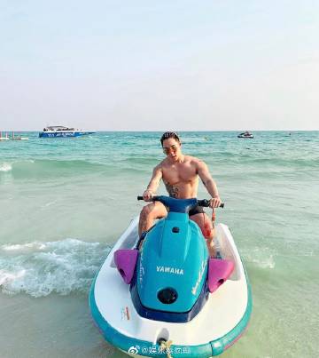 Koen Pataradanai沙美岛海滩赤裸写真引热议 恩爱婚后生活曝光