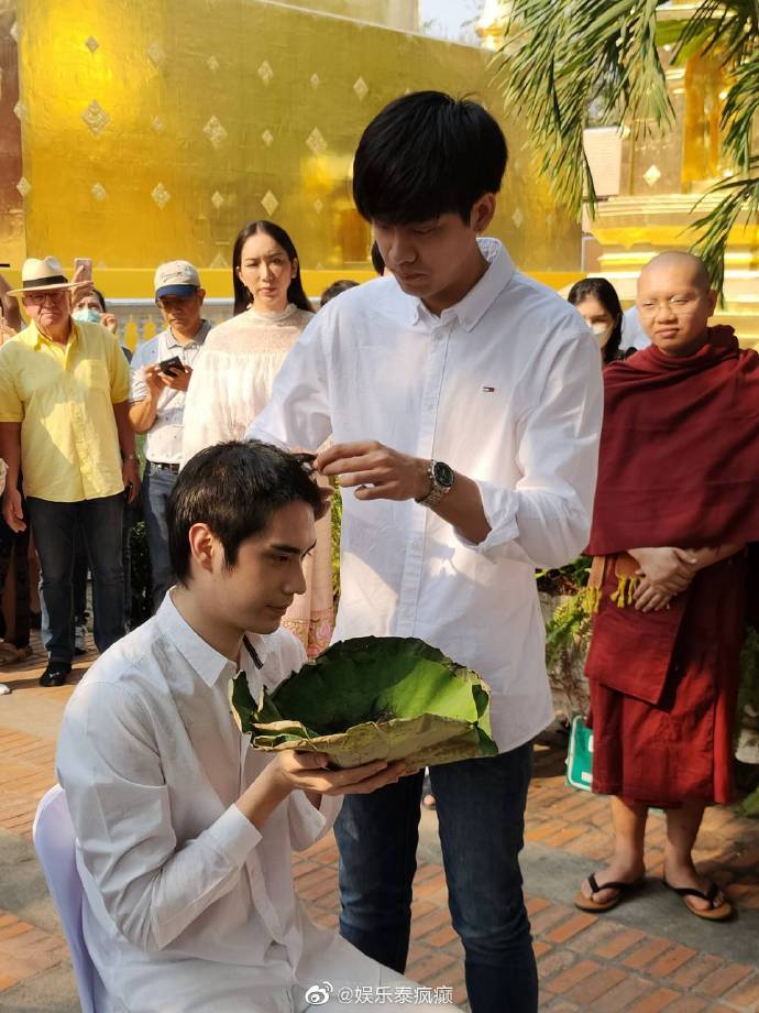 Tee Thanapon于清迈帕辛寺剃度出家30天 修行报答父母引粉丝祝福