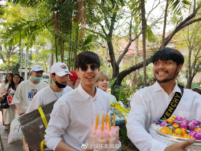 Tee Thanapon于清迈帕辛寺剃度出家30天 修行报答父母引粉丝祝福