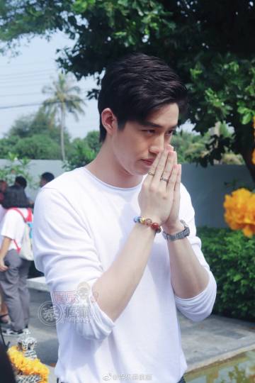 Aff Taksaorn复出主演新剧与Tor Thanapob同框拜神仪式引期待