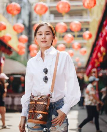 Aom Sushar拍戏意外摔落楼梯受伤坐轮椅就医发文报平安