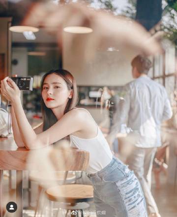 Aom Sushar拍戏意外摔落楼梯受伤坐轮椅就医发文报平安