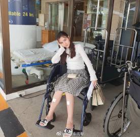 Aom Sushar拍戏意外摔落楼梯受伤坐轮椅就医发文报平安