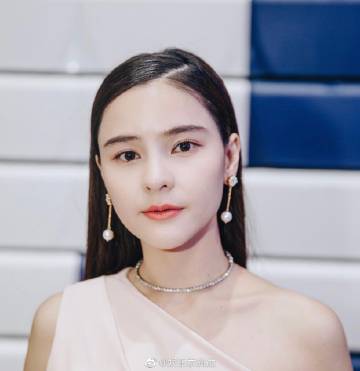 Aom Sushar拍戏意外摔落楼梯受伤坐轮椅就医发文报平安