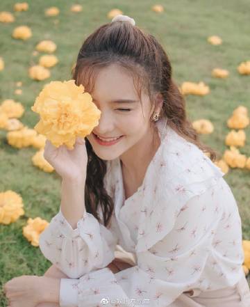 Aom Sushar拍戏意外摔落楼梯受伤坐轮椅就医发文报平安