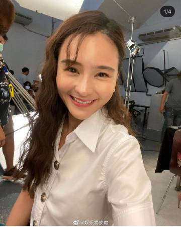 Aom Sushar拍戏意外摔落楼梯受伤坐轮椅就医发文报平安