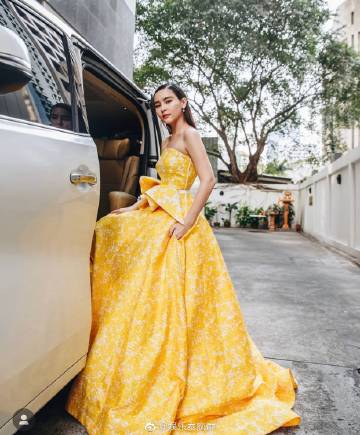 Aom Sushar拍戏意外摔落楼梯受伤坐轮椅就医发文报平安