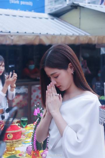 Mario与Baifern时隔多年再同框主演新电影拜神仪式引回忆杀