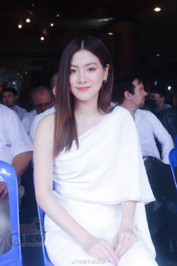 Mario与Baifern时隔多年再同框主演新电影拜神仪式引回忆杀