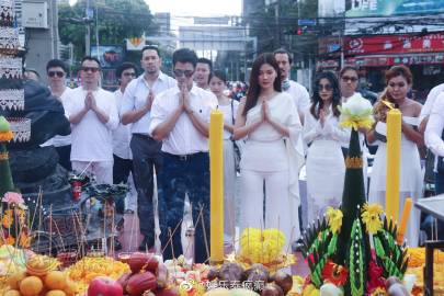 Mario与Baifern时隔多年再同框主演新电影拜神仪式引回忆杀