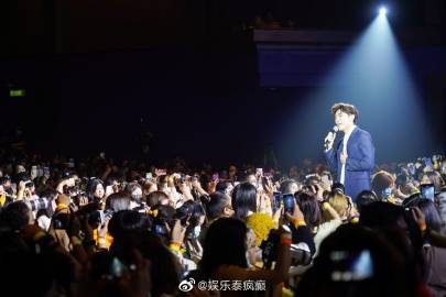 Mew Suppasit举办粉丝见面会吸引700多名粉丝 Gulf Kanawut Tul Pakorn New Year惊喜助阵