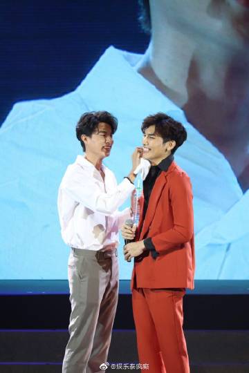 Mew Suppasit举办粉丝见面会吸引700多名粉丝 Gulf Kanawut Tul Pakorn New Year惊喜助阵