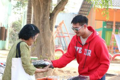 Weir Sukollawat带粉丝赴呵叻府捐赠215件卫衣公益行温暖学校与长者