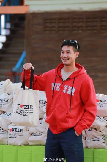 Weir Sukollawat带粉丝赴呵叻府捐赠215件卫衣公益行温暖学校与长者