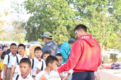 Weir Sukollawat带粉丝赴呵叻府捐赠215件卫衣公益行温暖学校与长者