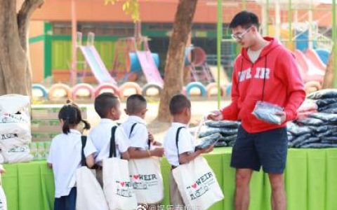 Weir Sukollawat带粉丝赴呵叻府捐赠215件卫衣公益行温暖学校与长者
