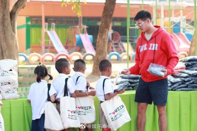 Weir Sukollawat带粉丝赴呵叻府捐赠215件卫衣公益行温暖学校与长者