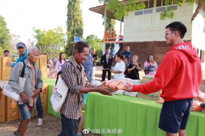 Weir Sukollawat带粉丝赴呵叻府捐赠215件卫衣公益行温暖学校与长者