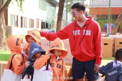 Weir Sukollawat带粉丝赴呵叻府捐赠215件卫衣公益行温暖学校与长者