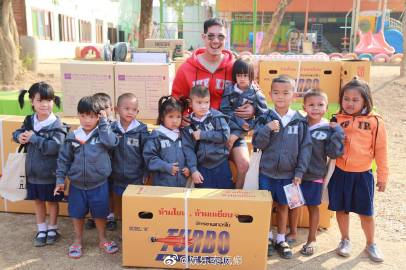 Weir Sukollawat带粉丝赴呵叻府捐赠215件卫衣公益行温暖学校与长者