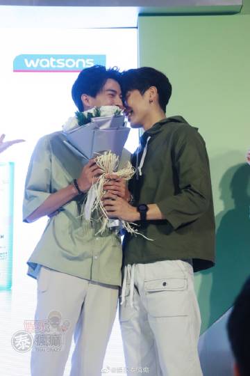 Mew Suppasit与Gulf Kanawut同台出席活动甜蜜互动 中国见面会延期表遗憾