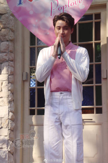 Mean Phiravich出席活动化身男神送玫瑰 传递爱与幸福理念