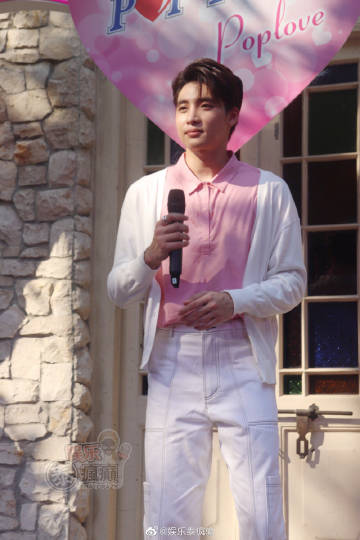 Mean Phiravich出席活动化身男神送玫瑰 传递爱与幸福理念