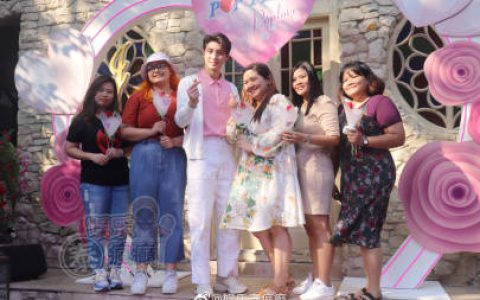 Mean Phiravich出席活动化身男神送玫瑰 传递爱与幸福理念