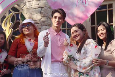 Mean Phiravich出席活动化身男神送玫瑰 传递爱与幸福理念