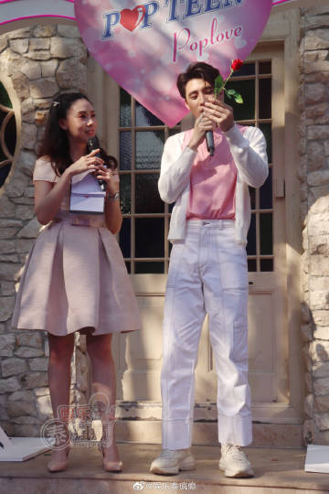 Mean Phiravich出席活动化身男神送玫瑰 传递爱与幸福理念