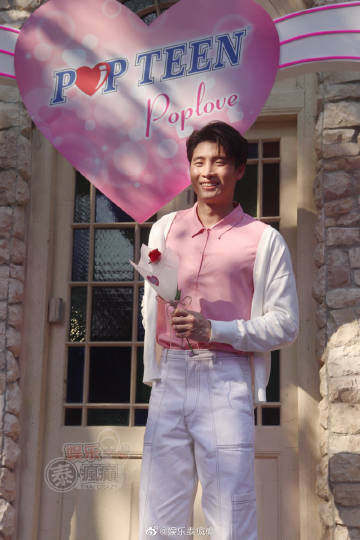 Mean Phiravich出席活动化身男神送玫瑰 传递爱与幸福理念