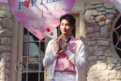 Mean Phiravich出席活动化身男神送玫瑰 传递爱与幸福理念