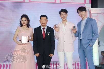 Aom Sushar、Saint黄明明与Zee Pruk同台出席代言发布会引粉丝热议互动