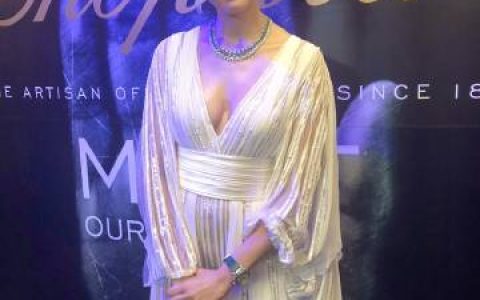 Chompoo深V长裙亮相Chopard活动展冻龄魅力 透露未向老公报备造型引关注