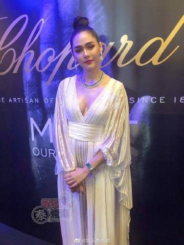 Chompoo深V长裙亮相Chopard活动展冻龄魅力 透露未向老公报备造型引关注