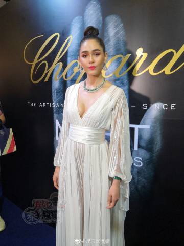 Chompoo深V长裙亮相Chopard活动展冻龄魅力 透露未向老公报备造型引关注