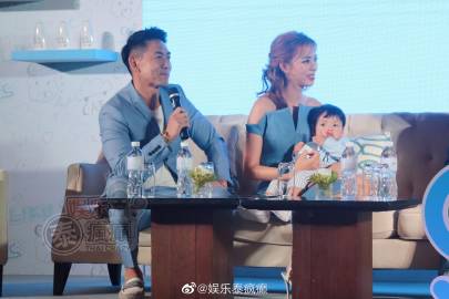 Petjah携妻子New Clear与儿子Tyga出席活动 New Clear含泪谈外婆离世坚守工作