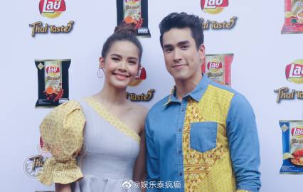 Nadech与Yaya同框代言零食甜蜜投喂再现 被问催婚回应不急不排除闪婚可能
