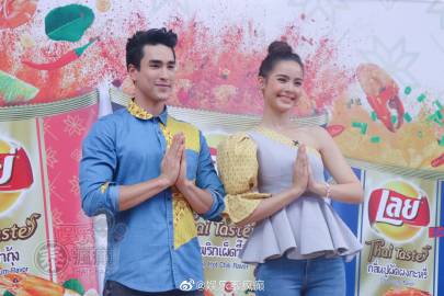 Nadech与Yaya同框代言零食甜蜜投喂再现 被问催婚回应不急不排除闪婚可能