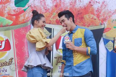 Nadech与Yaya同框代言零食甜蜜投喂再现 被问催婚回应不急不排除闪婚可能
