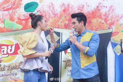 Nadech与Yaya同框代言零食甜蜜投喂再现 被问催婚回应不急不排除闪婚可能