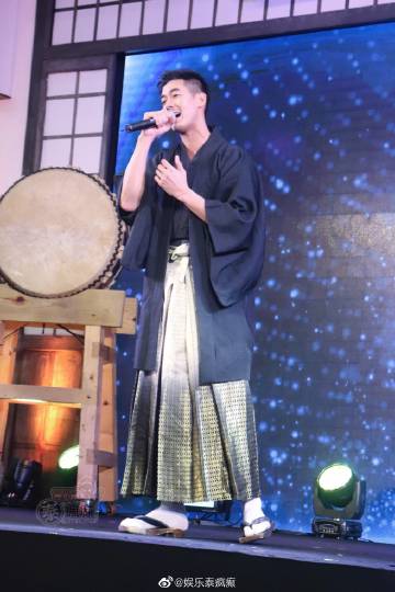 Weir与Bella同框出席活动甜蜜互动计划年底赴日旅行 Bella新剧拍摄中