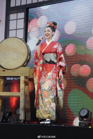 Weir与Bella同框出席活动甜蜜互动计划年底赴日旅行 Bella新剧拍摄中