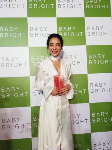 Mew Nittha领衔化妆品新品发布会 Pat Napapa、Off Jumpol、Gun Atthaphan加入代言阵容引热议