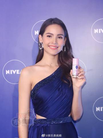 Yaya回应与Nadech街头牵手画面称只是过马路 新剧再度合作否认被比较压力